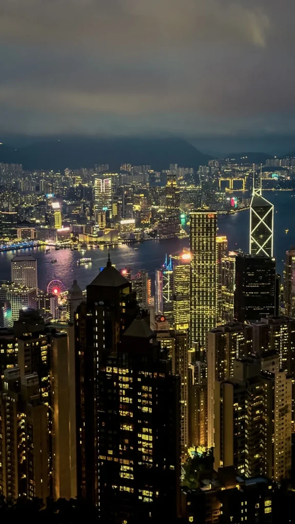 Vista nocturna de los rascacielos de Hong Kong y la bahía desde Victoria Peak