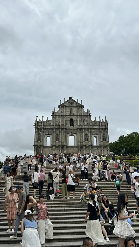 Fachada de las Ruinas de San Pablo con la escalinata llena de gente