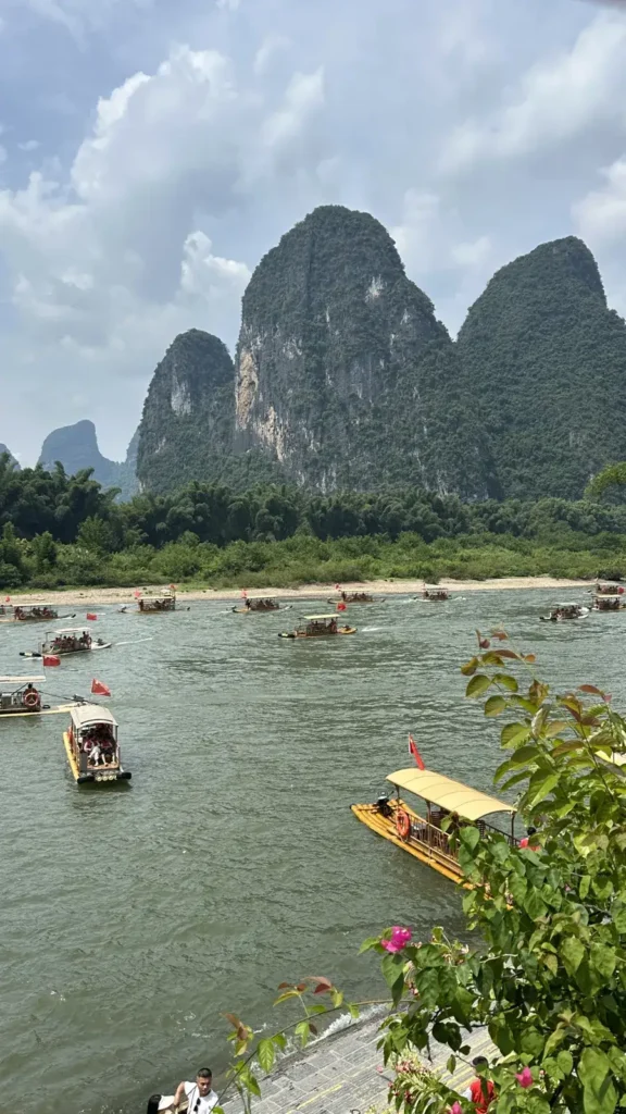Balsas en el río Li con montañas kársticas detrás