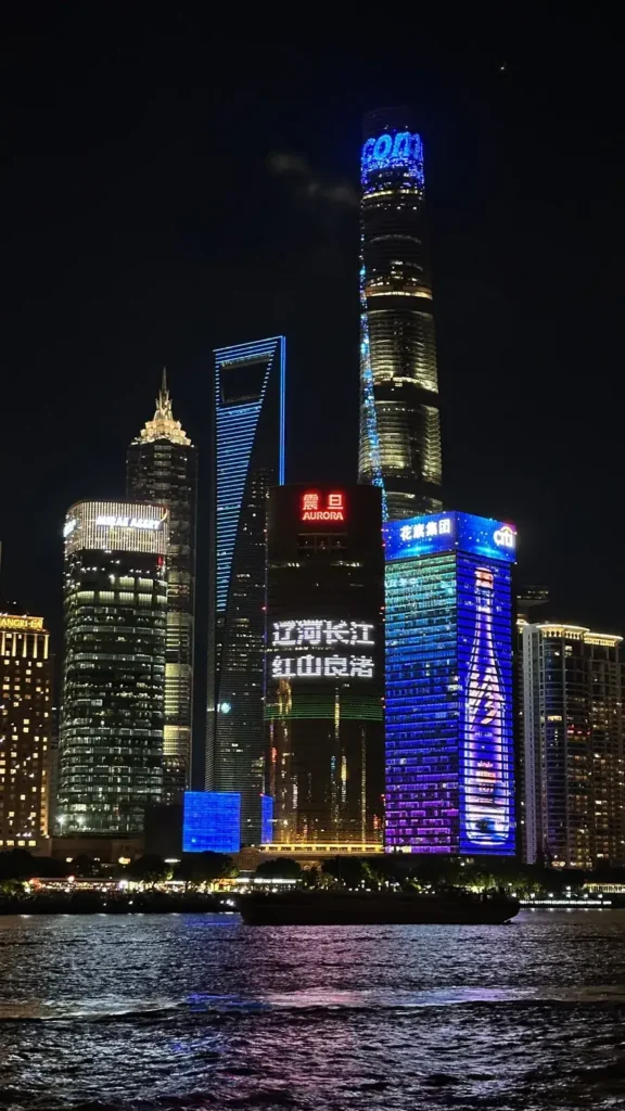 Rascacielos de Pudong iluminados de noche, vistos desde el Bund