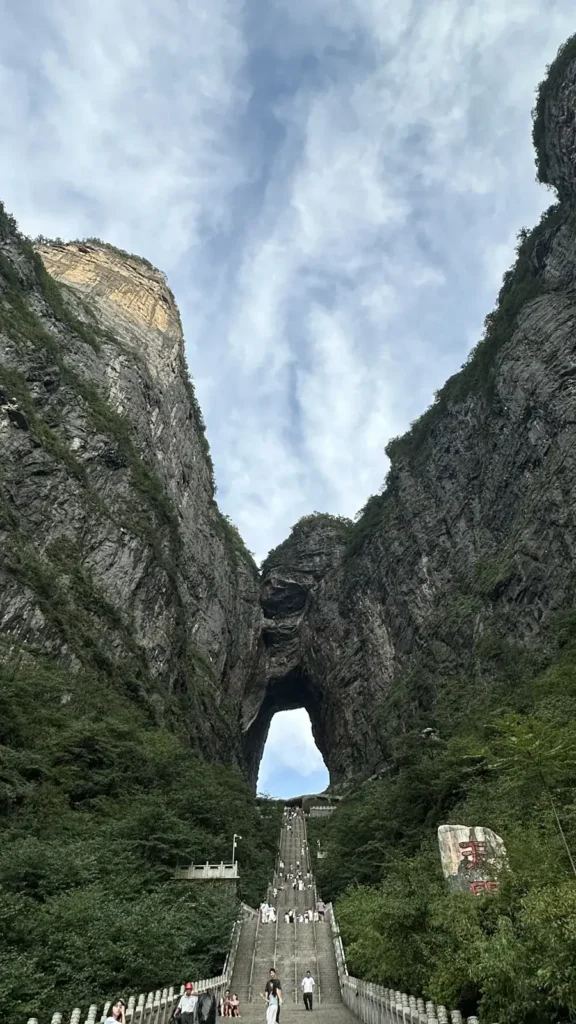 Escalinata que sube hacia el arco natural de la Puerta del Cielo en la montaña Tianmen