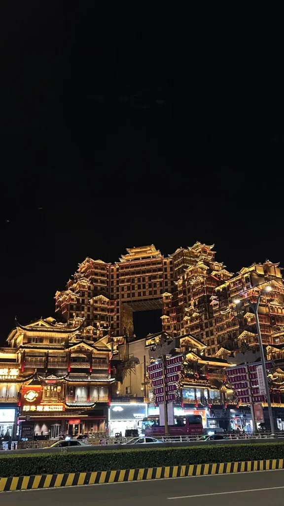 Edificio de estilo tradicional chino iluminado de noche en la ciudad de Zhangjiajie