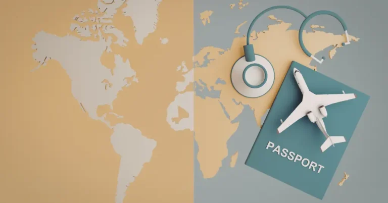 Mapa, pasaporte y avión en miniatura.