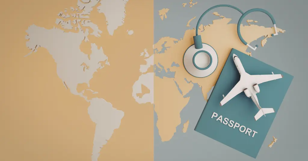 Mapa, pasaporte y avión en miniatura.